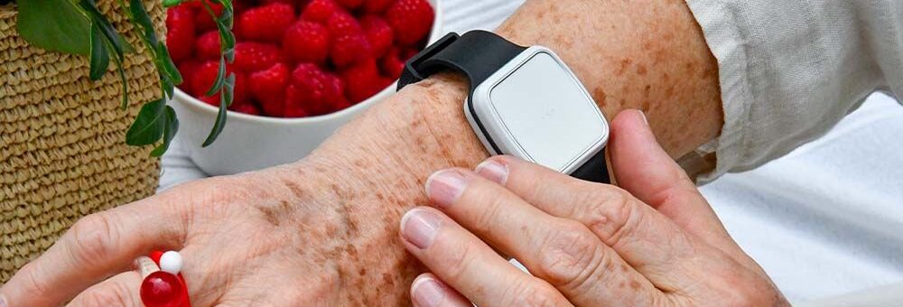 Une dame utilise une montre senior