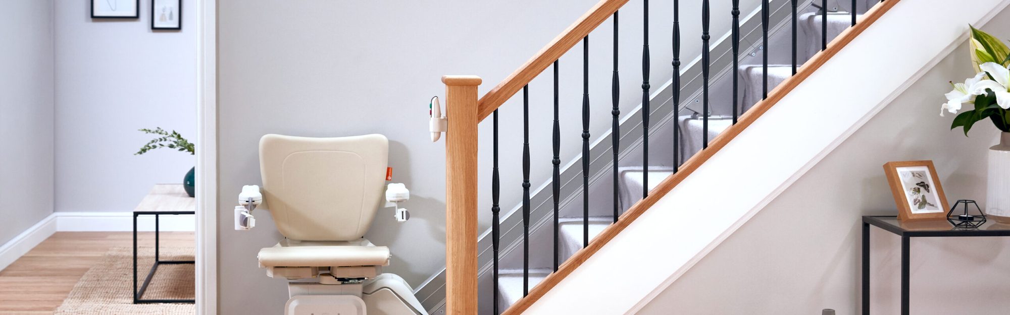 Un monte-escalier installé le long d'un escalier, dans une maison lumineuse